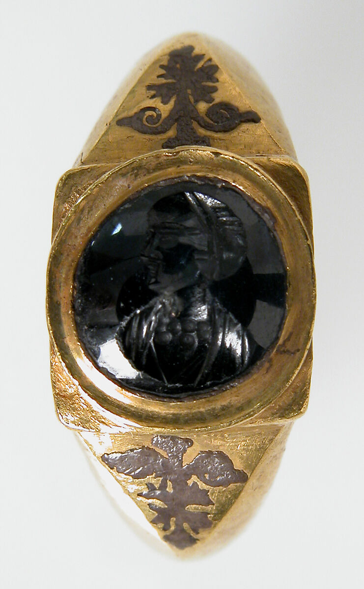 Finger Ring, Gold, with niello & sapphire intaglio, Byzantine