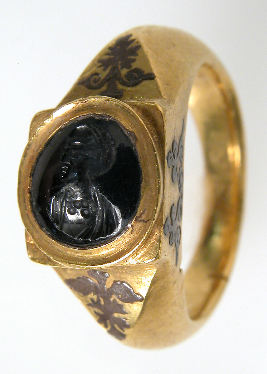 Finger Ring, Gold, with niello & sapphire intaglio, Byzantine 