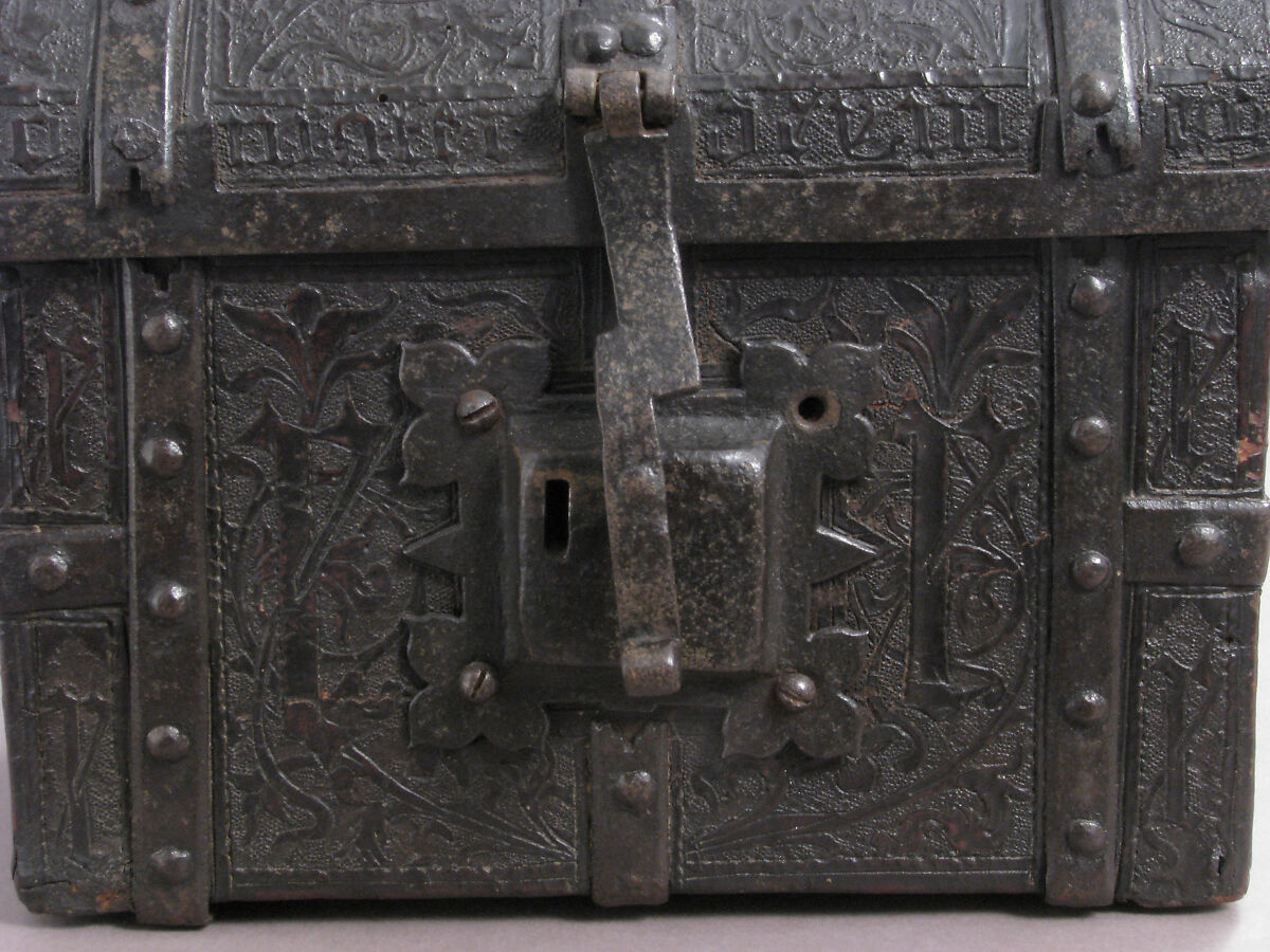 Coffret, Cuir bouilli (tooled leather), iron fittings, wood core, French