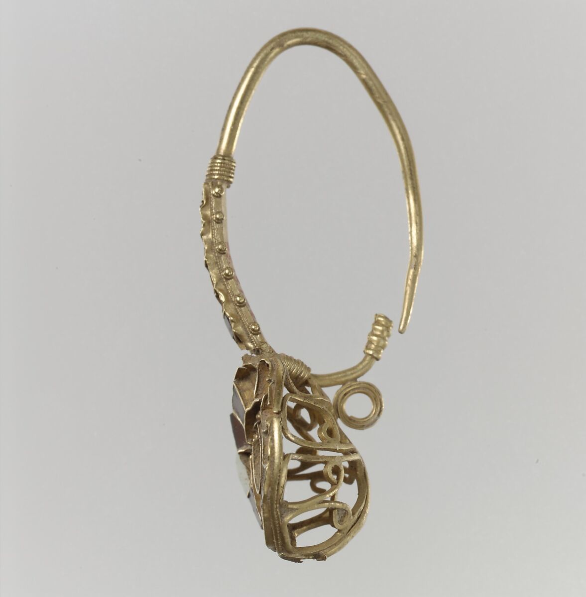 Earring, Gold and garnets., Langobardic or Byzantine (?)