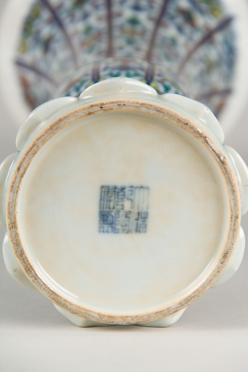 Vase, Porcelain painted in underglaze cobalt blue and overglaze polychrome enamels (Jingdezhen ware), China