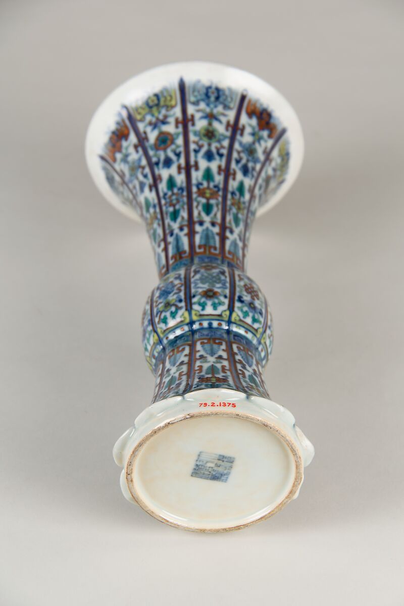 Vase, Porcelain painted in underglaze cobalt blue and overglaze polychrome enamels (Jingdezhen ware), China