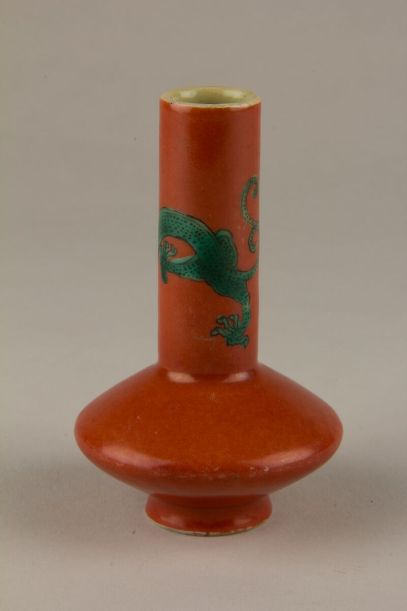 Bottle vase with dragon, Porcelain painted in red and green enamels (Jingdezhen ware), China