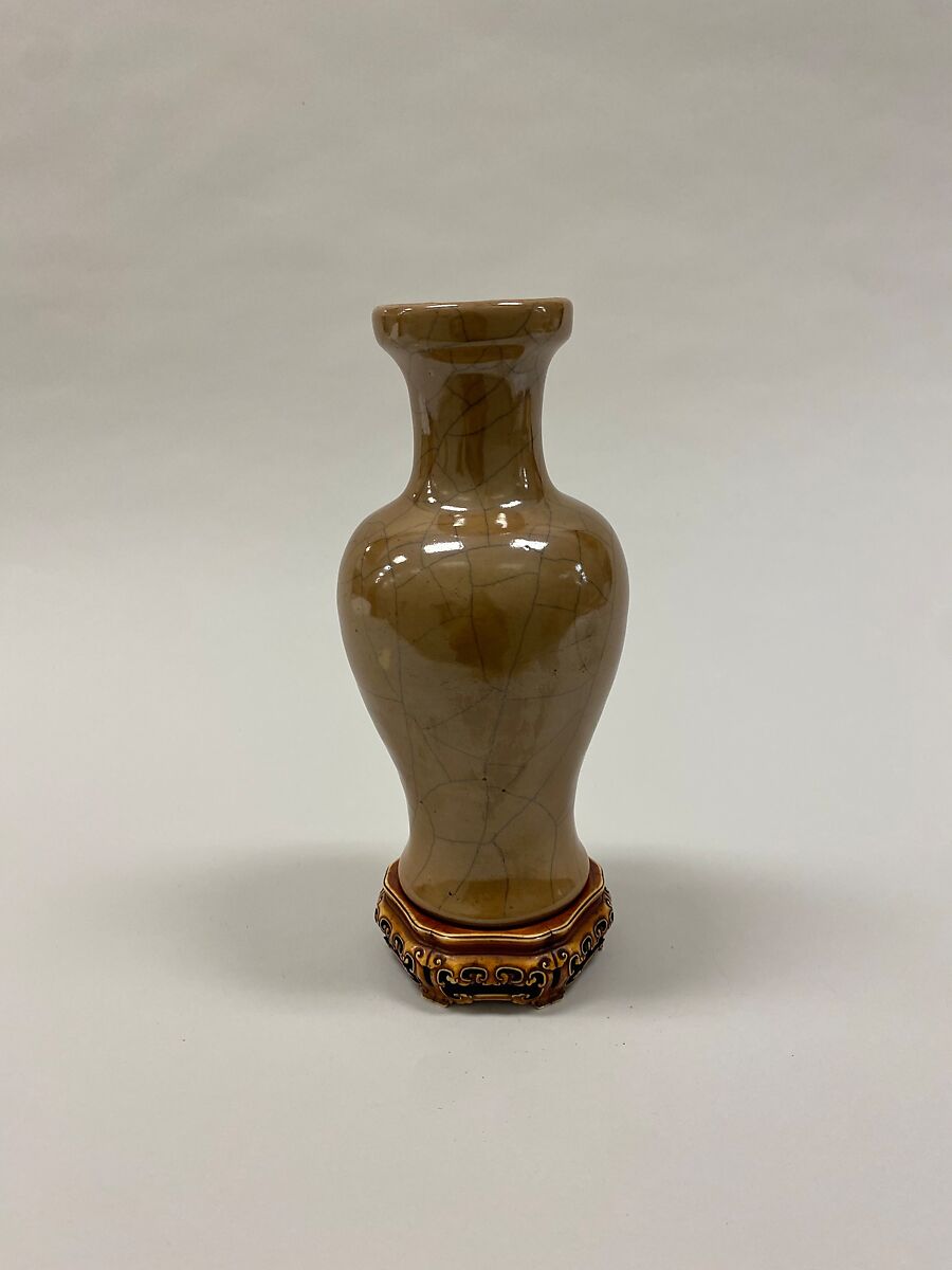 Vase, Porcelain with crackled glaze (Jingdezhen ware), China