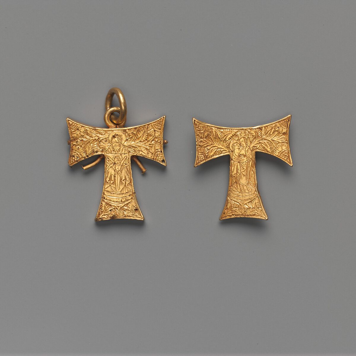 Capsula pendente a forma di croce Tau, con la Trinità e la Vergine col Bambino, oro fuso e inciso, inglese