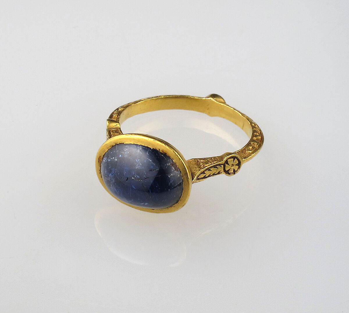 Finger Ring, Gold and sapphire, British
