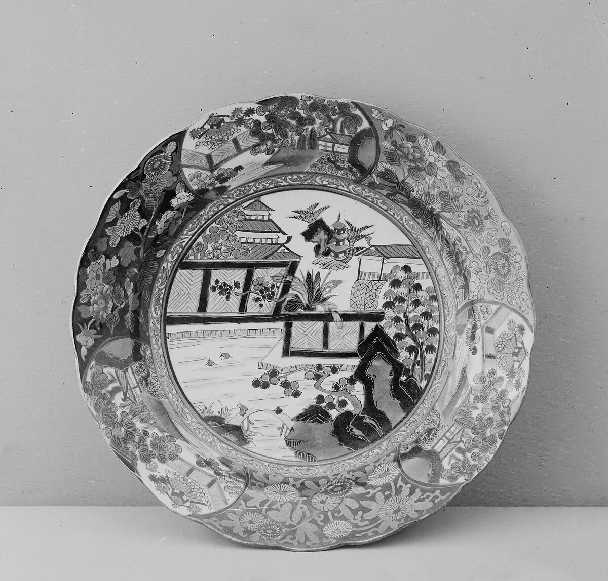 Dish, White crackled porcelain decorated with blue under the glaze, polychrome enamels (Arita ware, Ko Imari style), Japan 