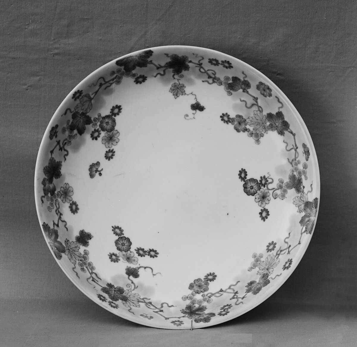 Dish, White porcelain decorated with blue under the glaze (Imari ware, Kakiemon type), Japan 