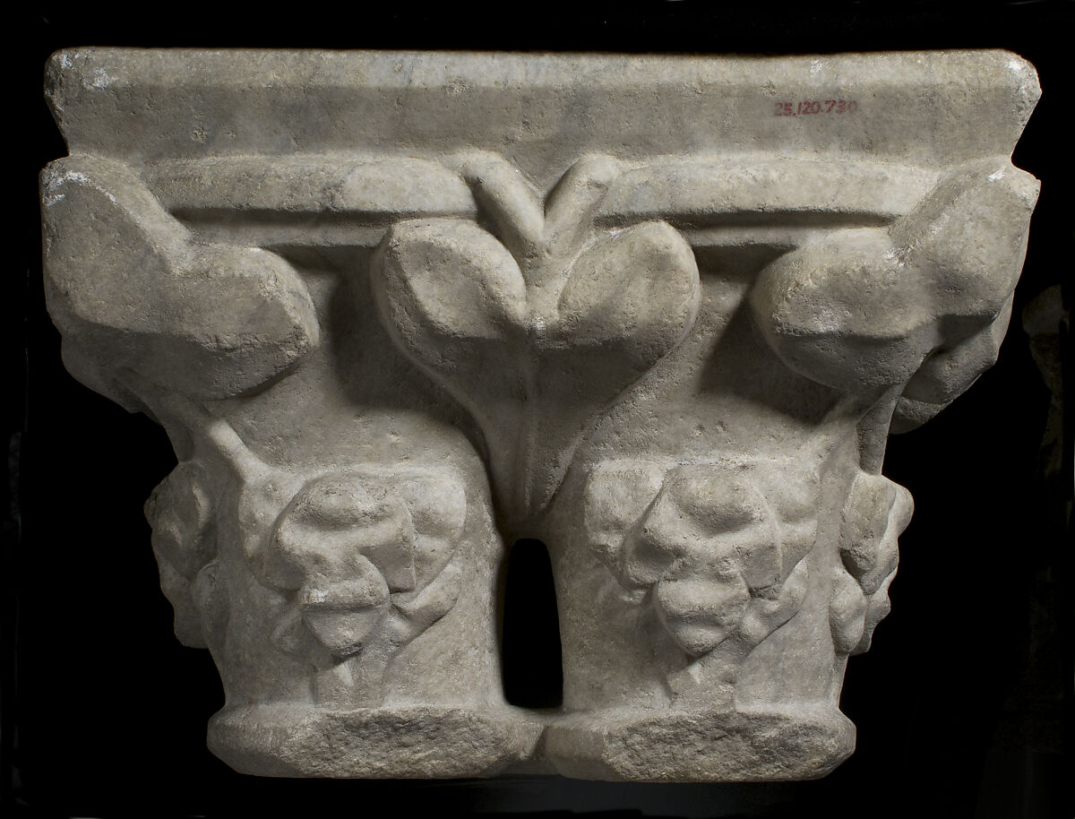 Double Capital, Gray marble, French