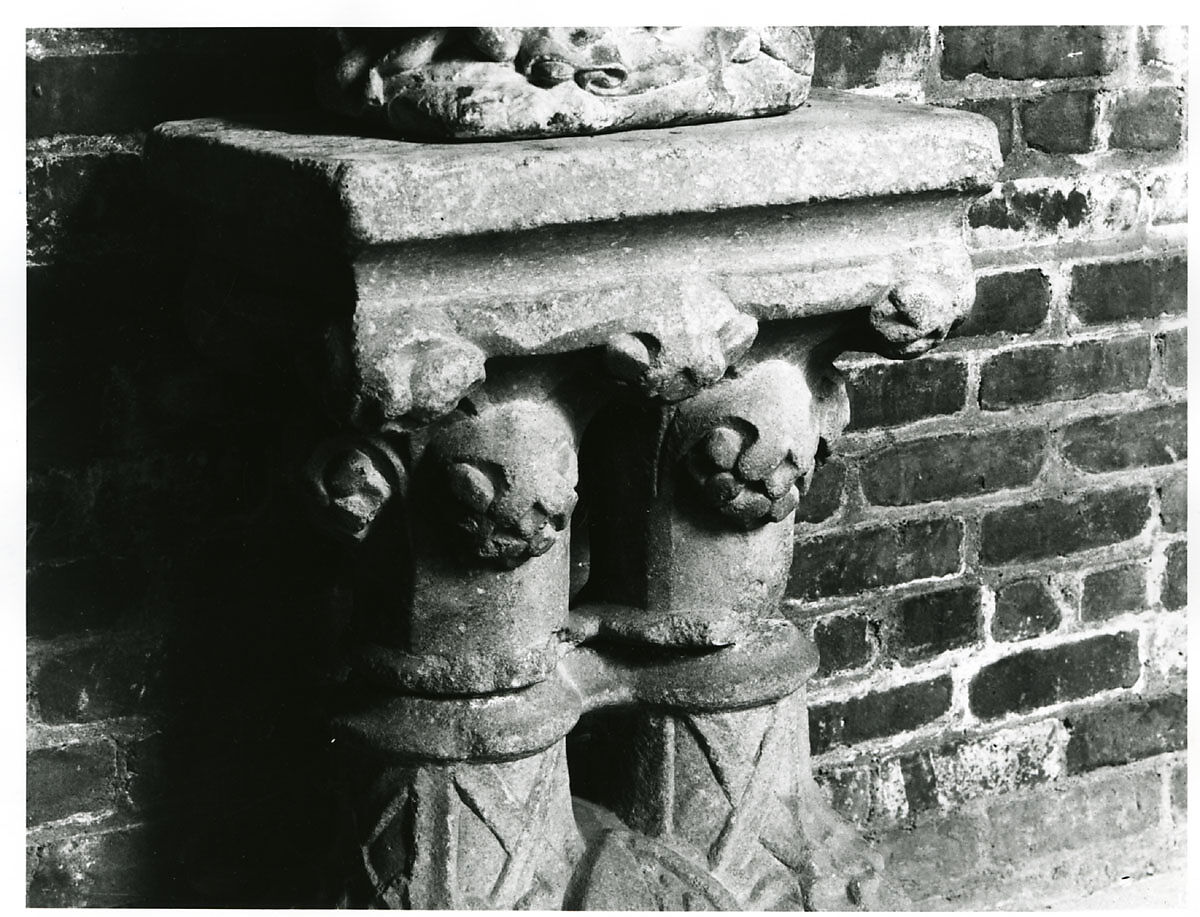 Double Capital, Marble, French