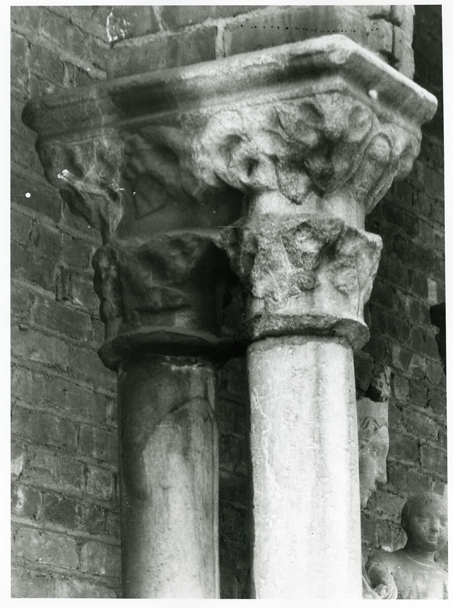 Double capital, Marble, French