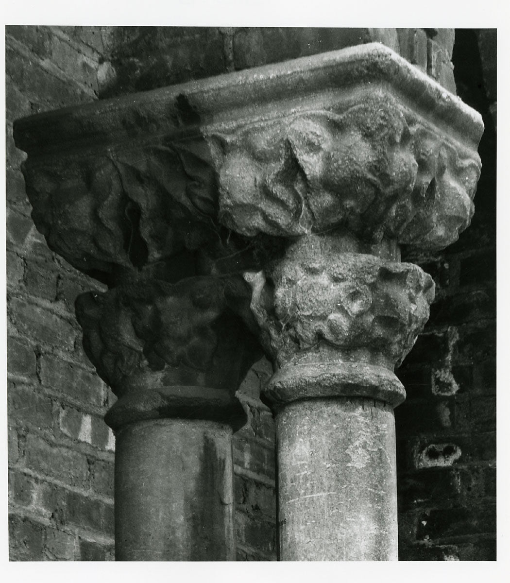 Double capital, Marble, French