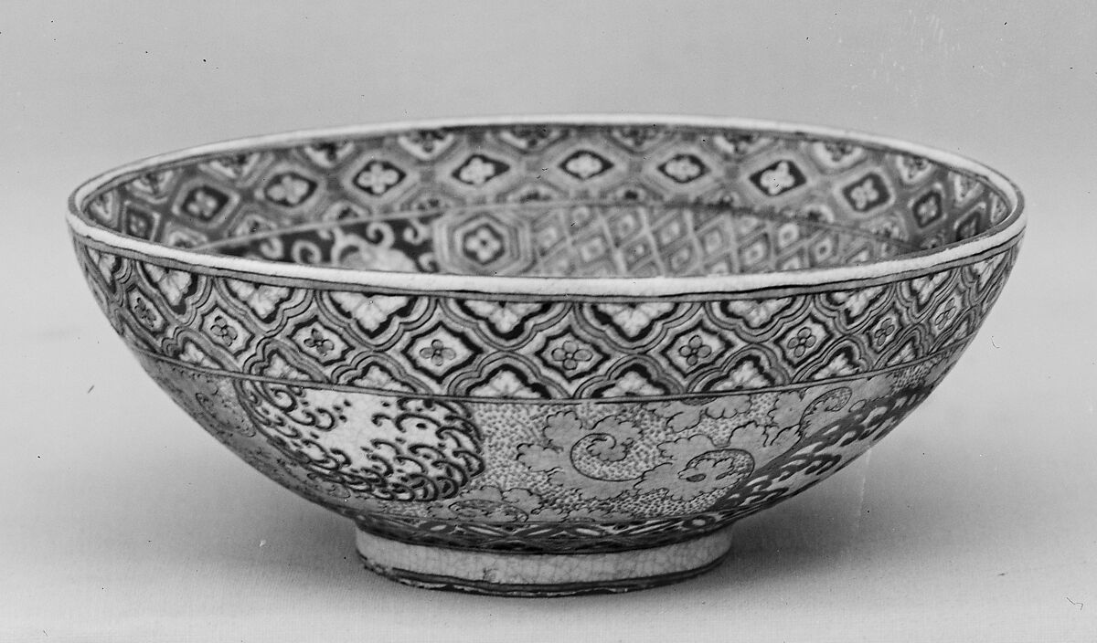 Bowl, Pottery covered with crackled glaze and decorated over the glaze in enamels and gold (Satsuma ware), Japan 
