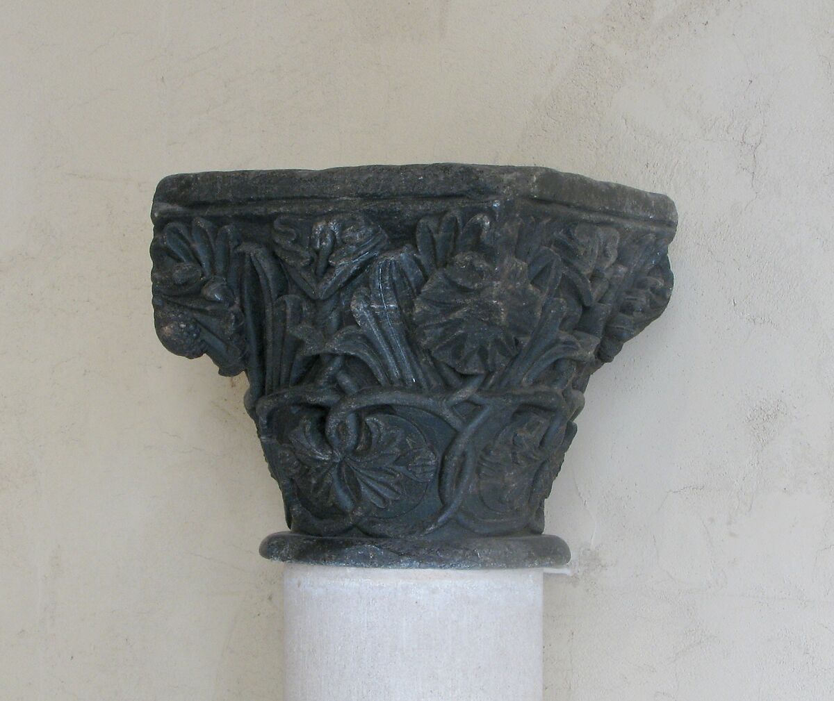 Foliate Capital, Black marble, French 