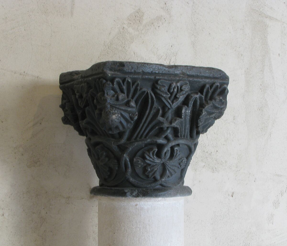 Foliate Capital, Black marble, French