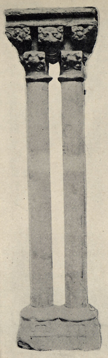 Double Capital, Limestone or sandstone, French