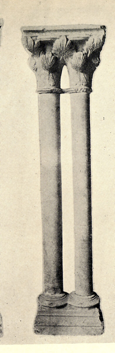 Double Capital, Limestone or sandstone, French