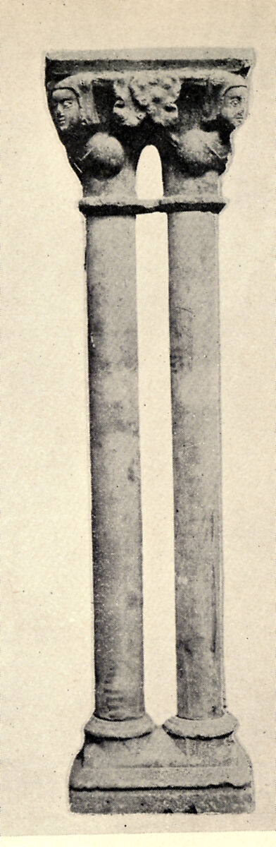 Double Capital, Limestone or sandstone, French
