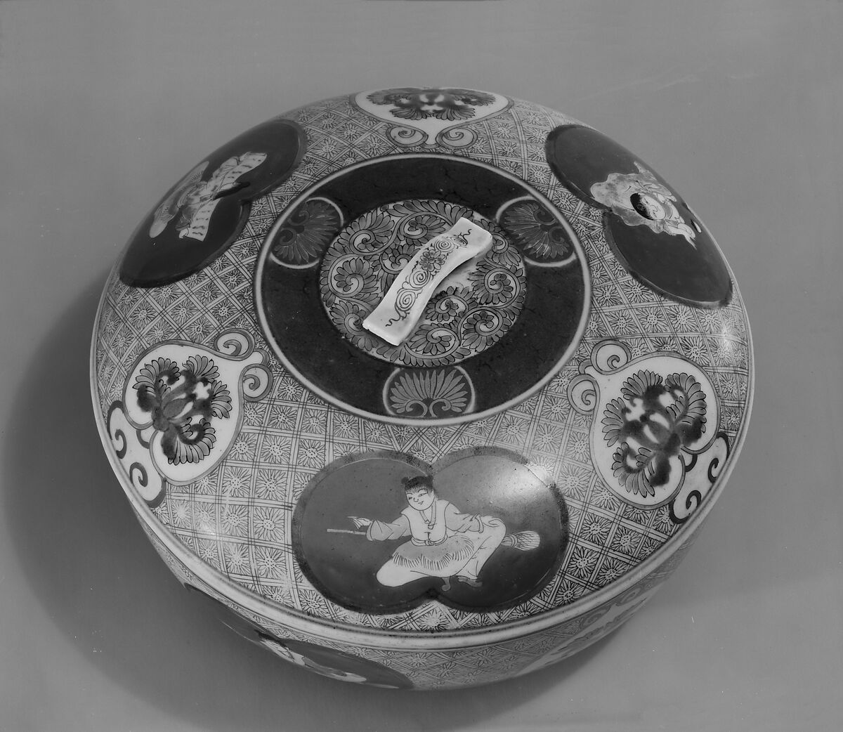 Covered bowl, Porcelain decorated in enamels (Arita ware, Imari type), Japan
