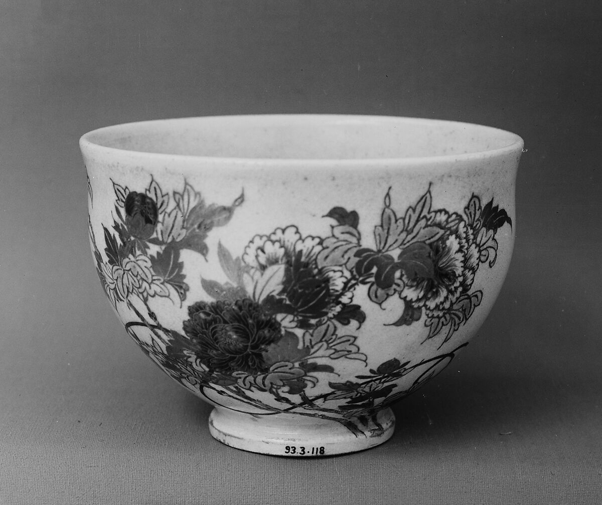 Teabowl, Clay covered with finely crackled glaze and decorated in colored enamels and gold (Satsuma ware), Japan 