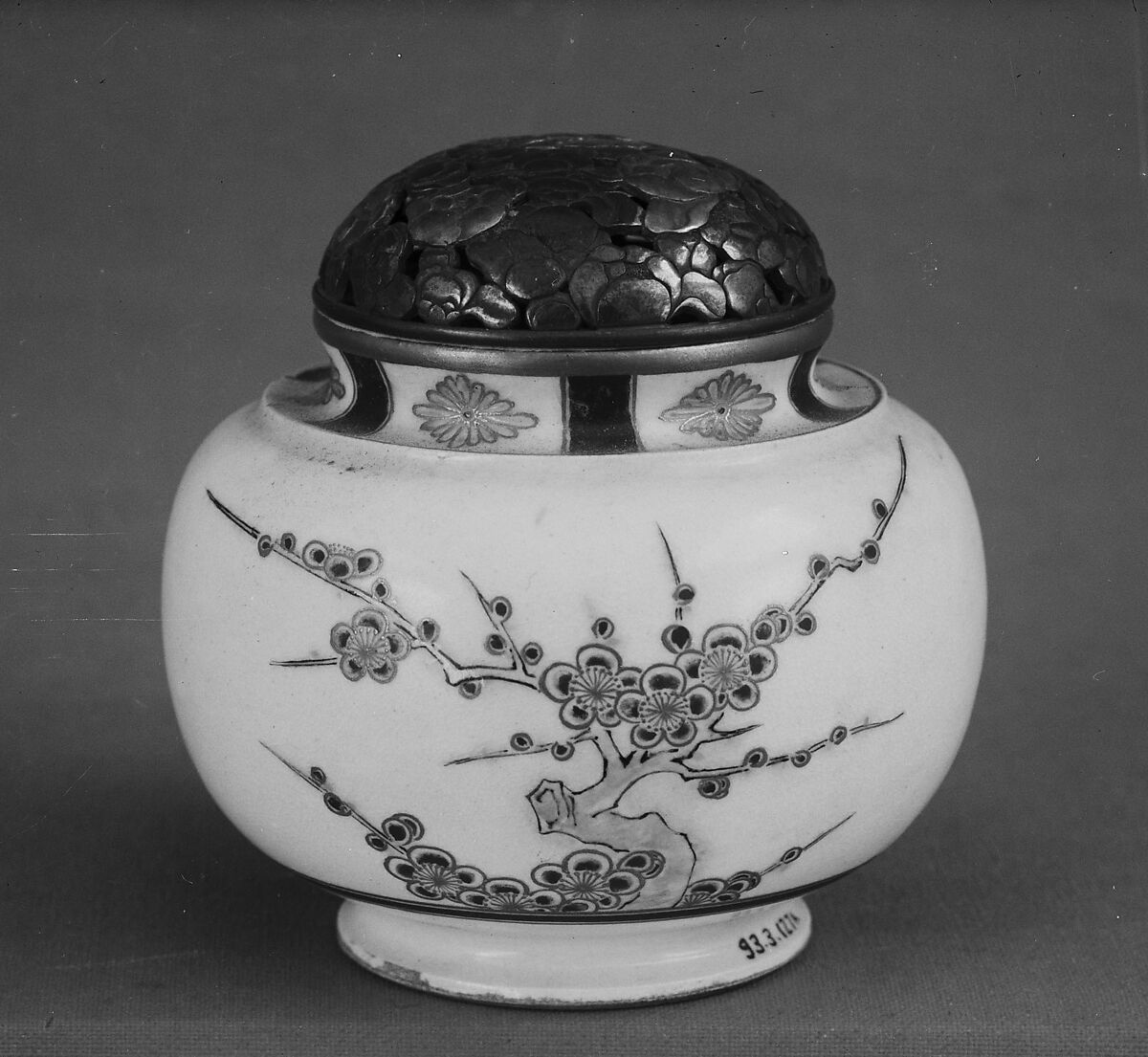 Incense Burner, Clay, very finely crackled glaze and decorated in enamels and gold (Satsuma ware), Japan 