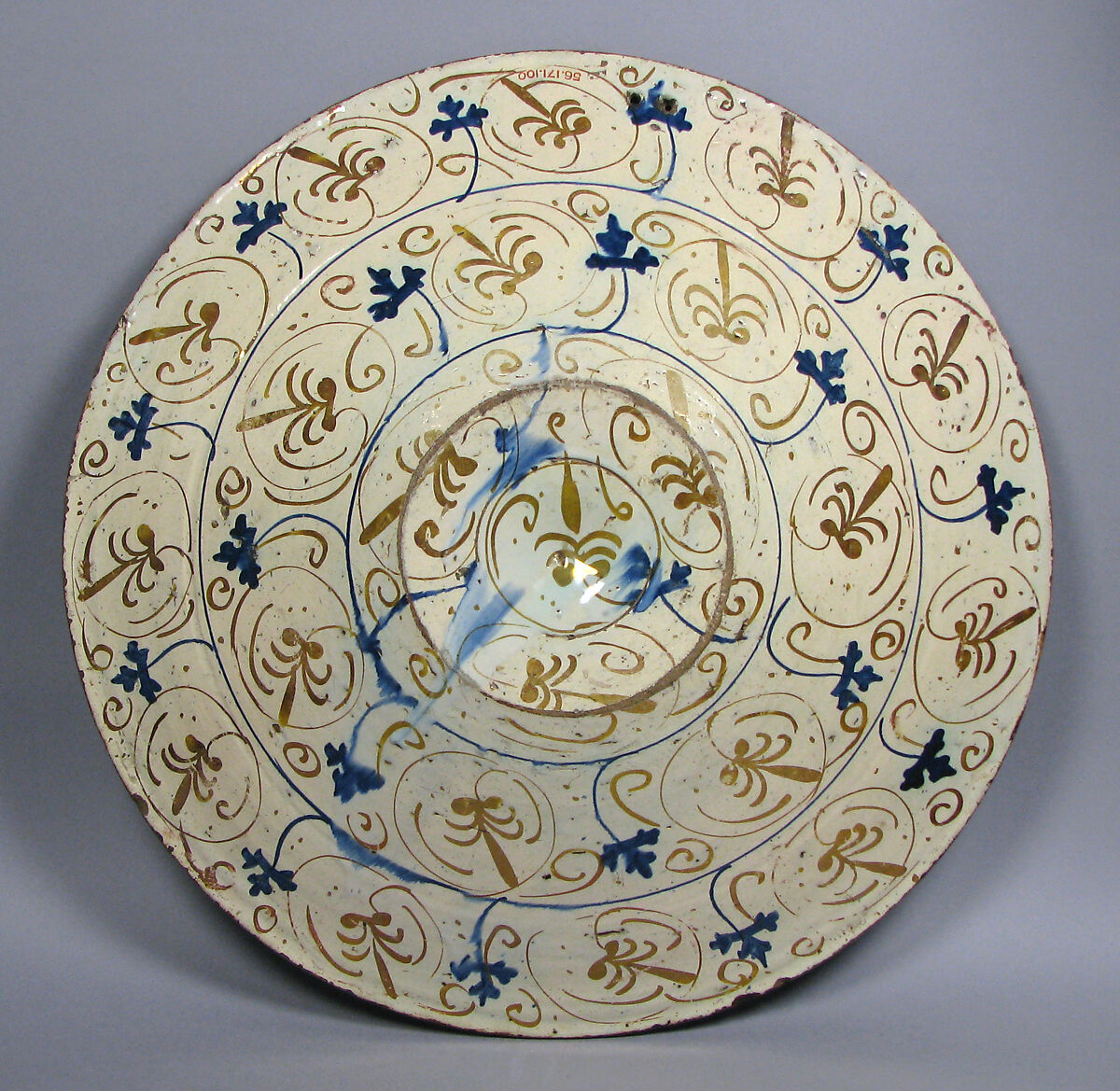 Dish, Tin-glazed earthenware, Spanish