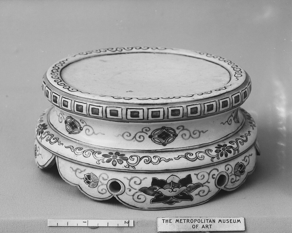 Pedestal, White porcelain crackled and decorated with enamels, iron red and gold (Kiyomizu ware), Japan 