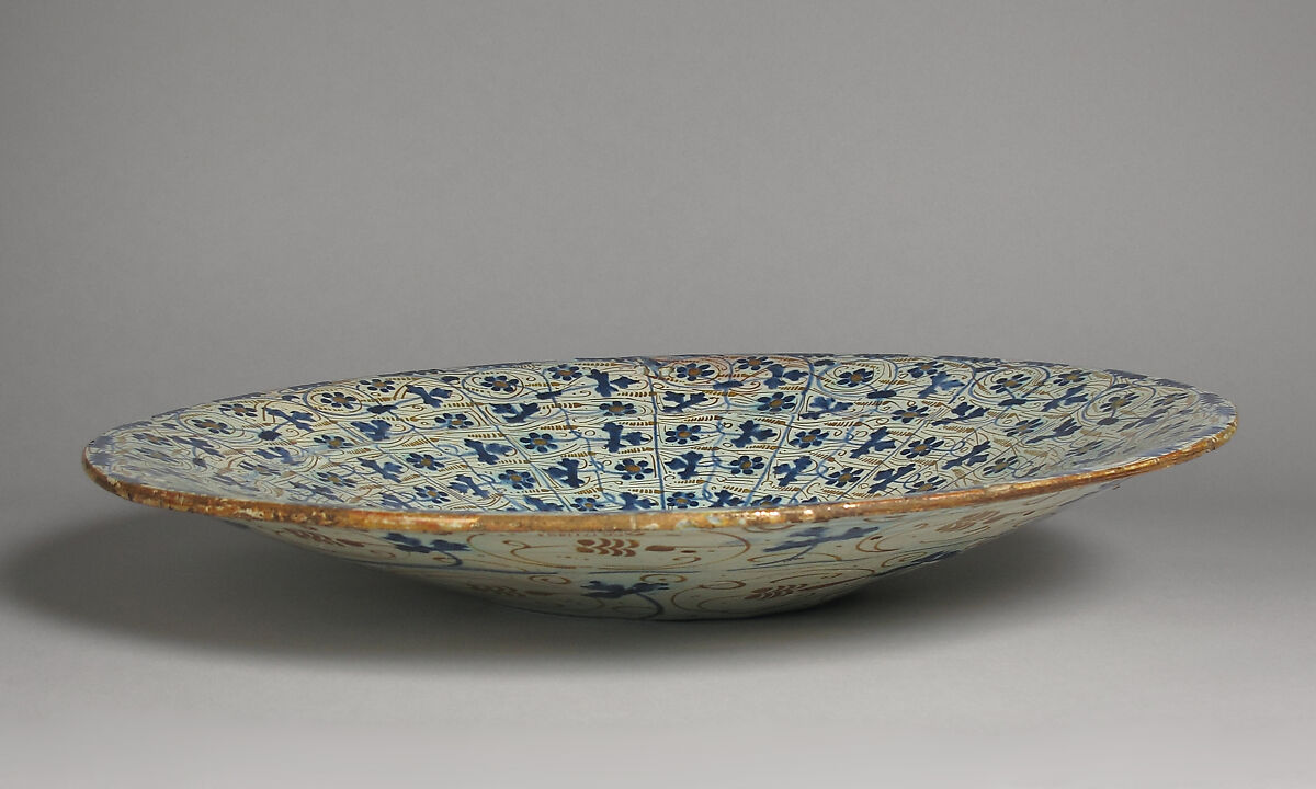 Dish, Tin-glazed earthenware, Spanish