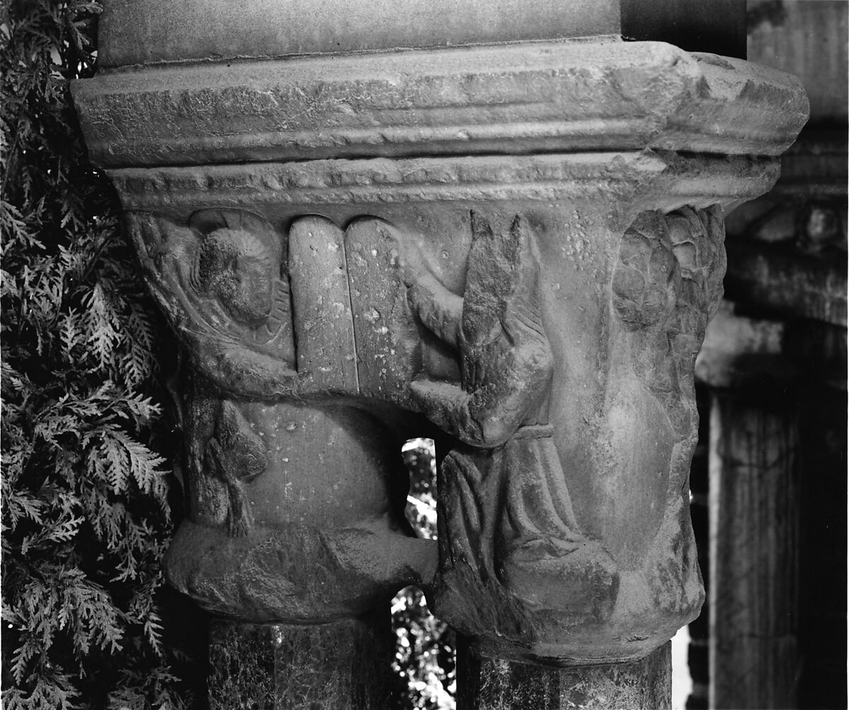 Double Capital, Marble, French