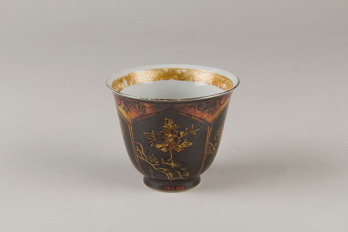 Cup, Porcelain with a mirror-black glaze, painted in gilt, China