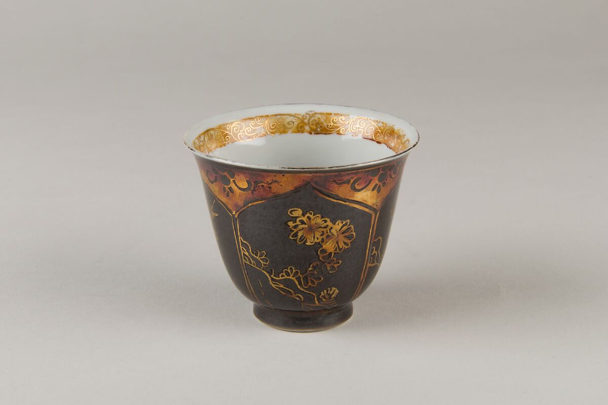 Cup, Porcelain with a mirror-black glaze, painted in gilt, China 