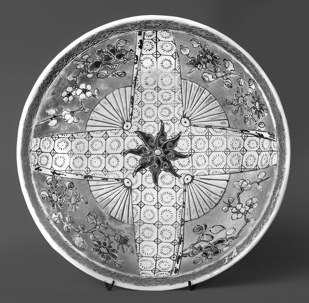 Saucer, Porcelain painted in overglaze polychrome enamels, China