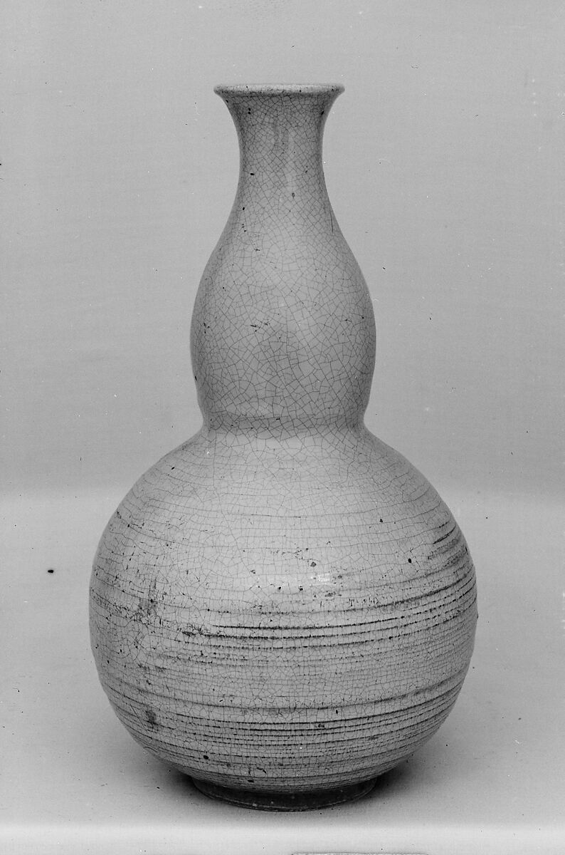 Bottle, Paste covered with a light crackled glaze, (Banko ware), Japan 