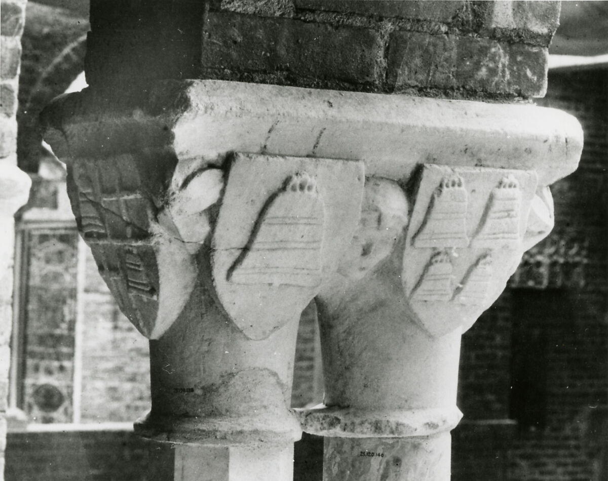 Double Capital, Marble, French