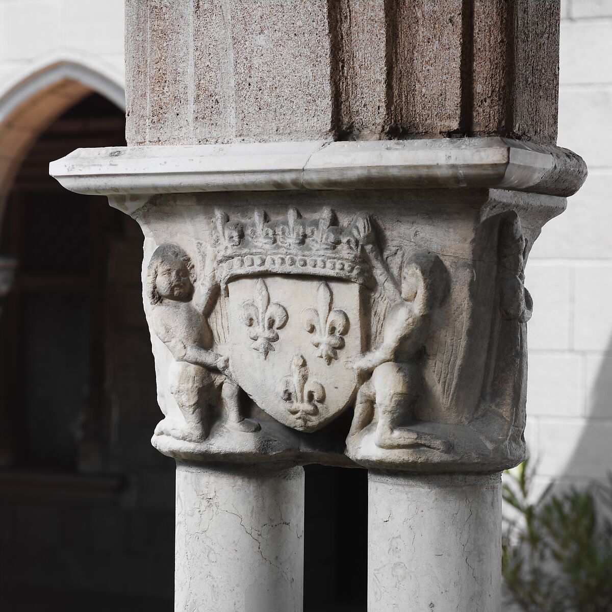 Double Capital, Marble, French 