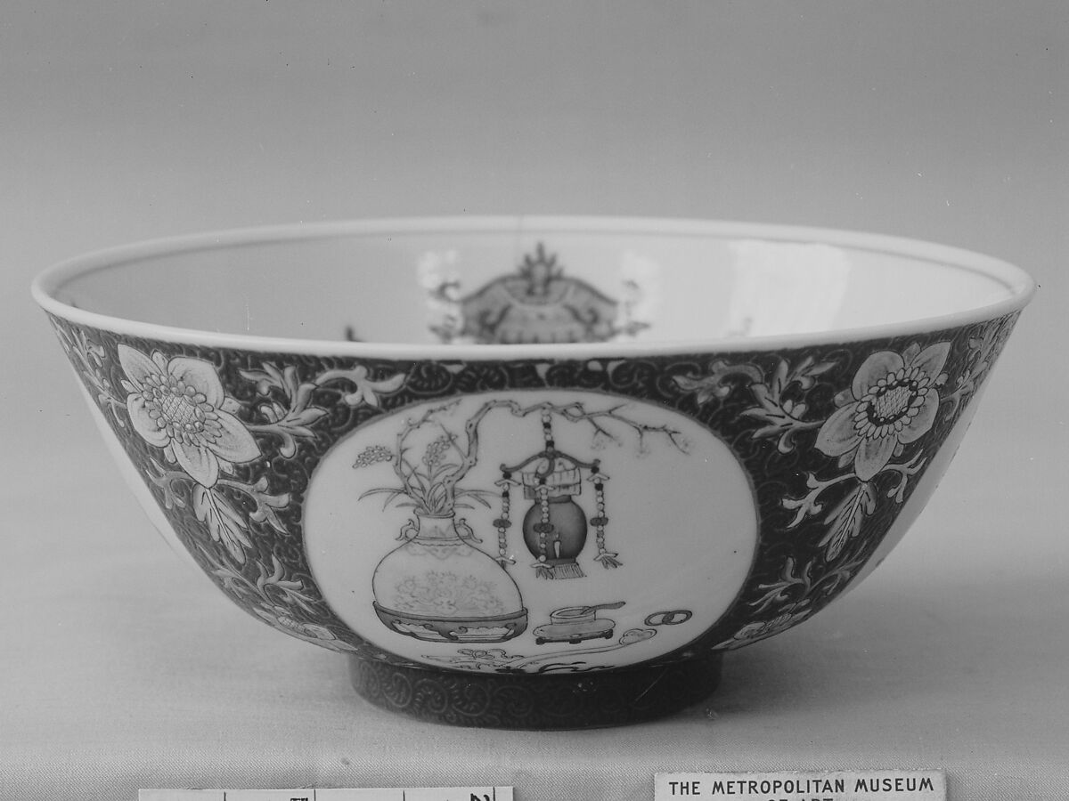 Bowl, Porcelain painted in underglaze blue and overglaze  enamels, with engraved decoration, China 