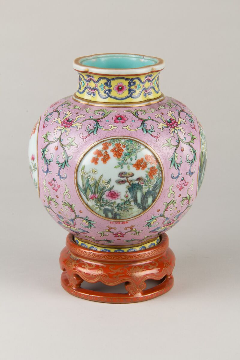 Vase with openwork pattern of flowers, Porcelain painted in overglaze enamels (Jingdezhen ware), China