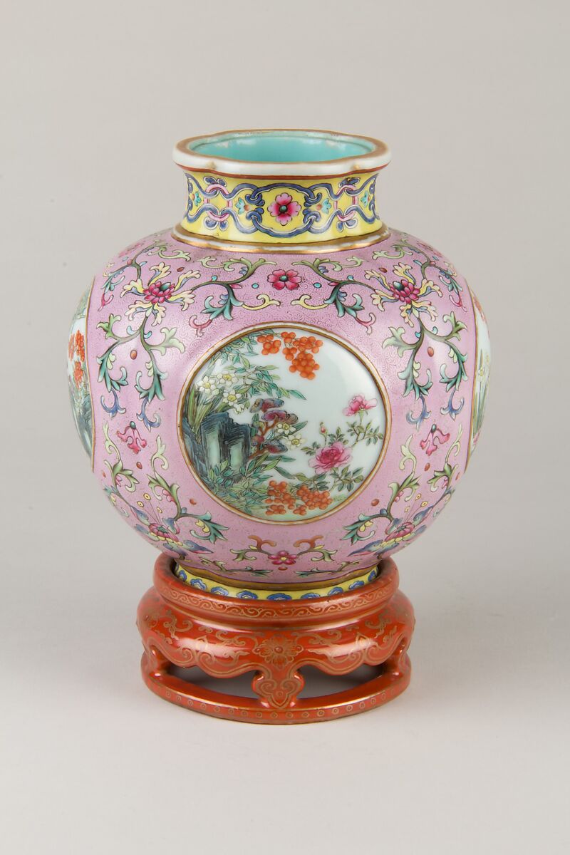 Vase on stand with openwork pattern of flowers, Porcelain painted with overglaze polychrome enamels (Jingdezhen ware), China 