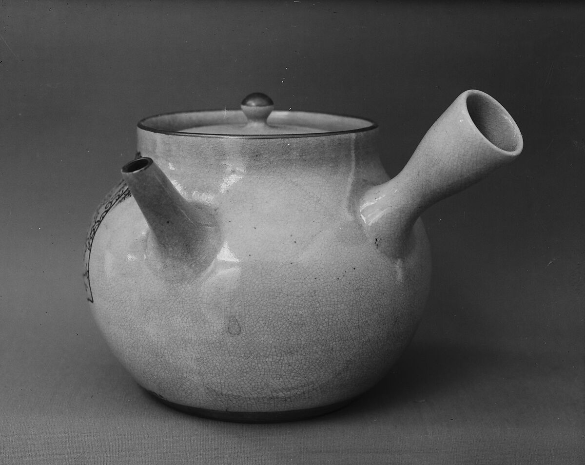 Teapot, Bizan (died 1838 (?)), Claycovered with a finely crackled, smooth glaze and decorated in enamels and gold (Kyoto ware), Japan 