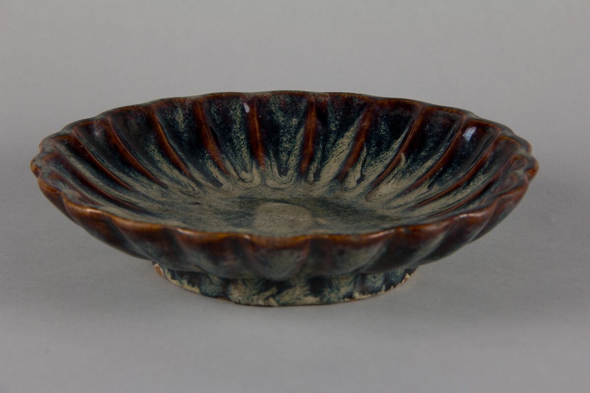 Dish with chrysanthemum petal rim, Stoneware with flambé glaze (Shiwan ware), China