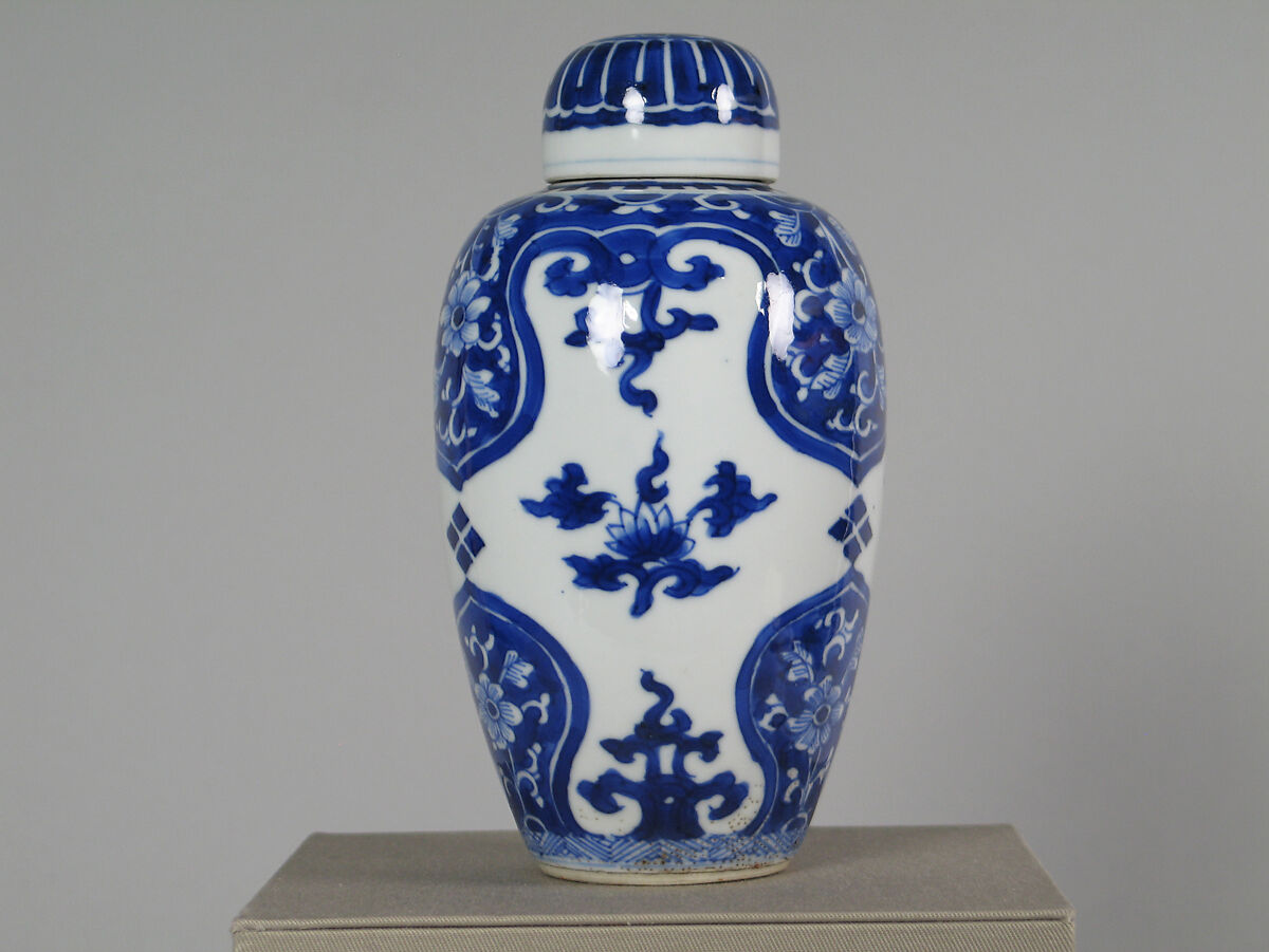 Covered Jar, Porcelain painted in underglaze blue, China