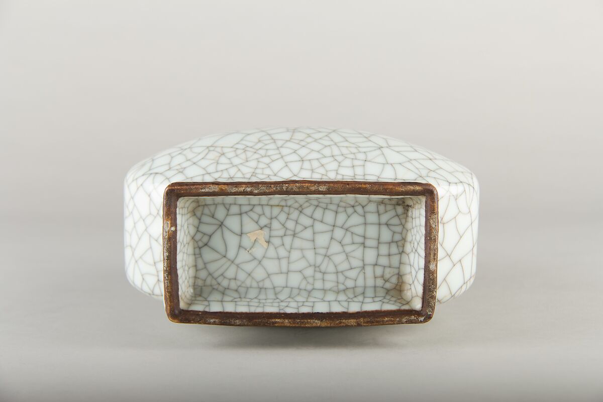 Flask vase, Porcelain with crackled glaze (Jingdezhen ware), China