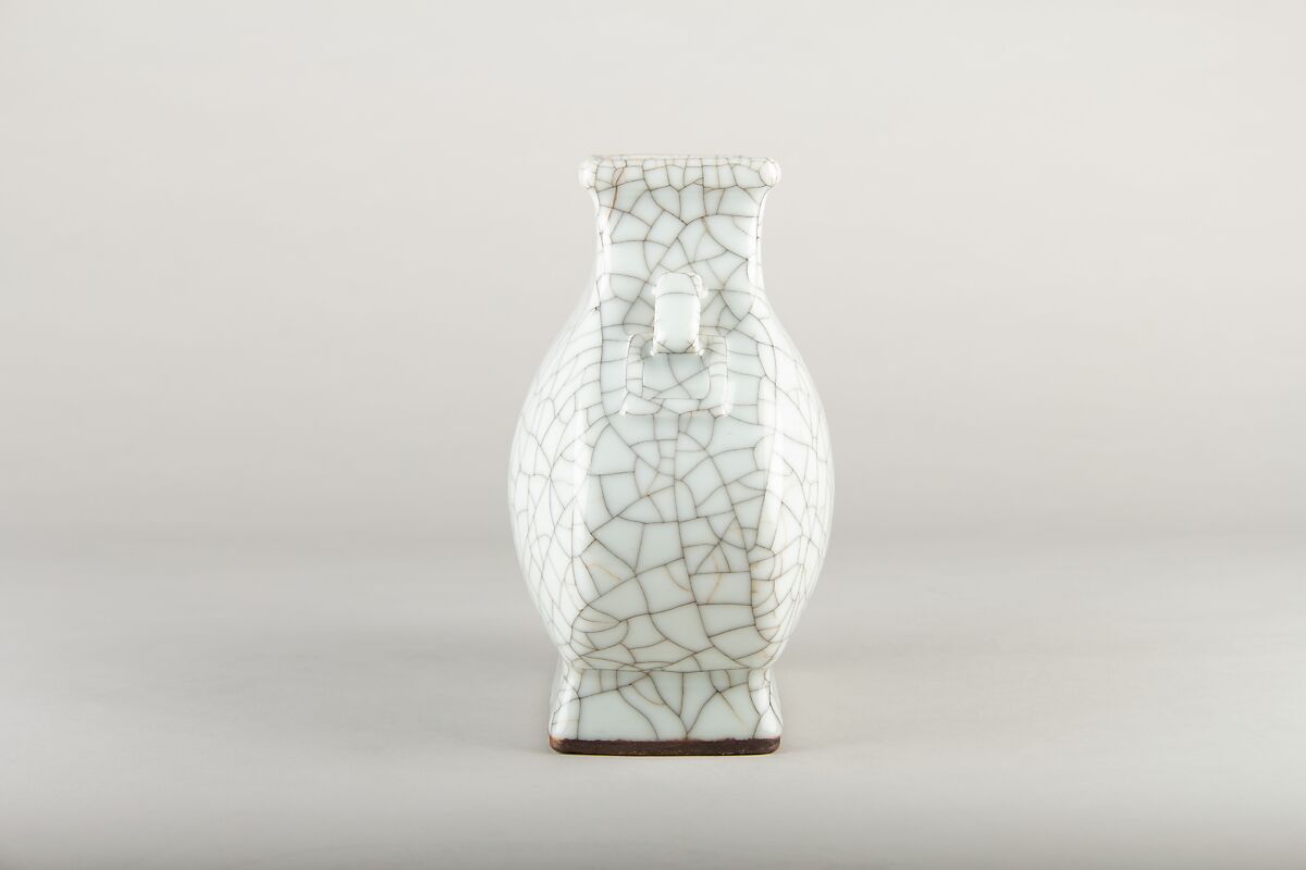 Flask vase, Porcelain with crackled glaze (Jingdezhen ware), China