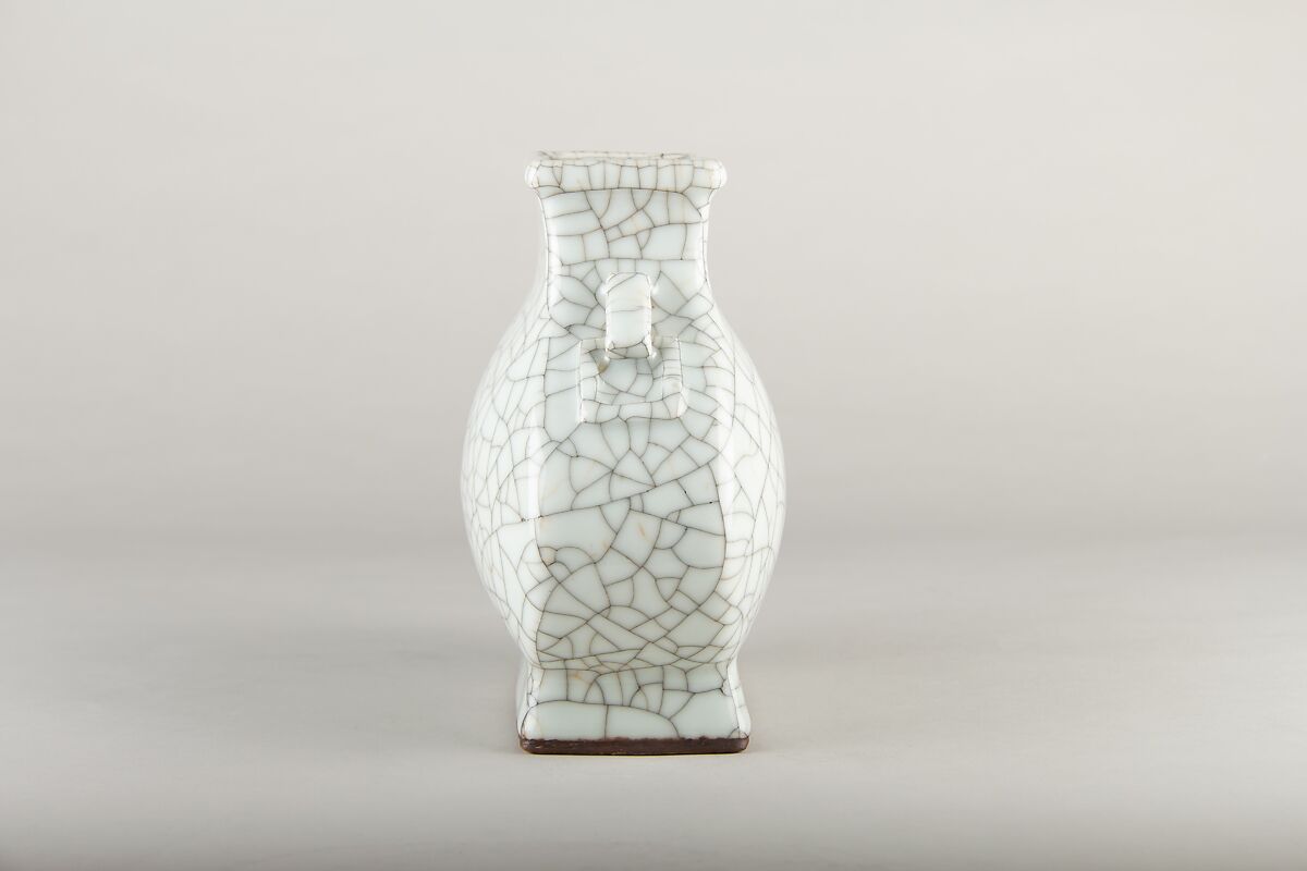 Flask vase, Porcelain with crackled glaze (Jingdezhen ware), China