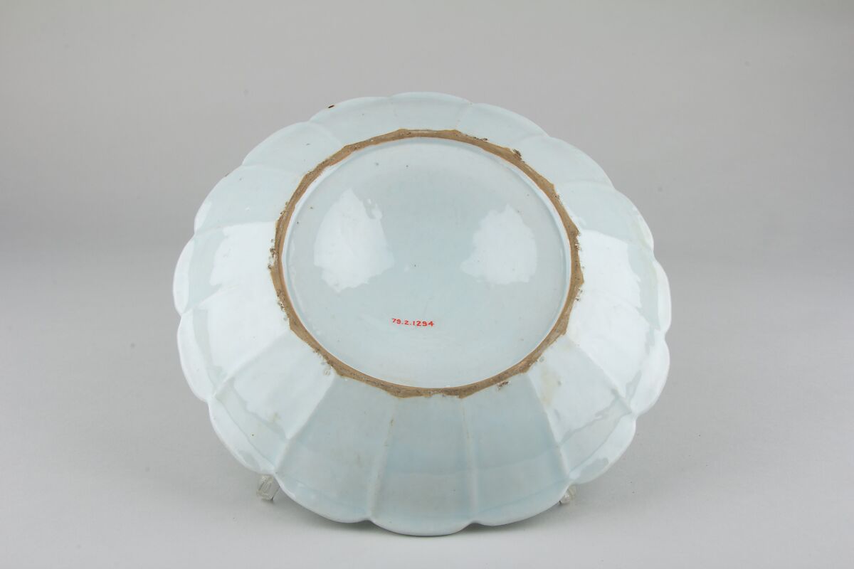 Dish, Porcelain painted in underglaze blue and overglaze polychrome enamels, China