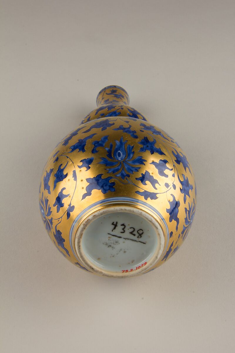 Vase, Porcelain painted in underglaze blue and overglaze gilt, China