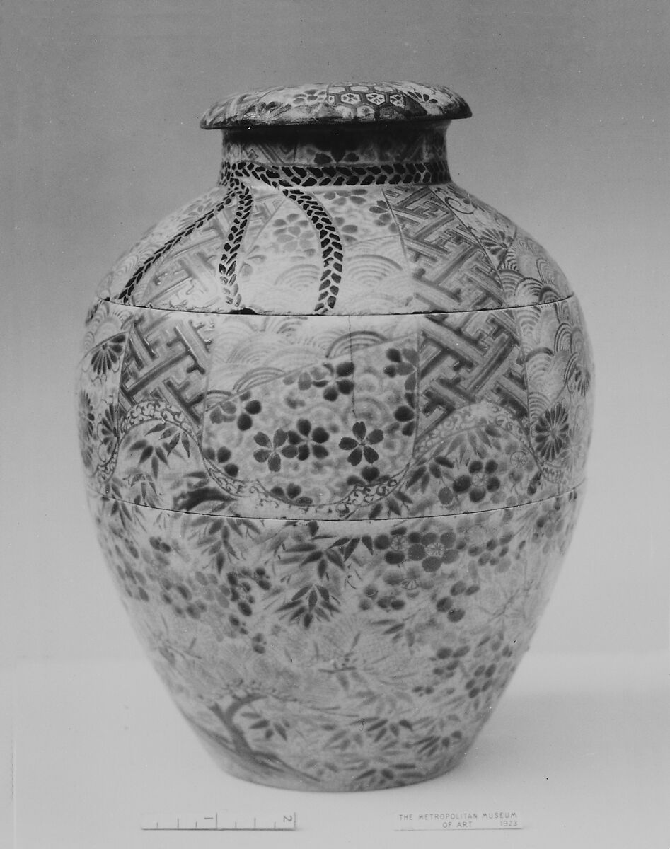 Cake box in tiers, Faience with light glaze, craquelé; decorations in enamels (Kyoto ware, Mizoro type), Japan 