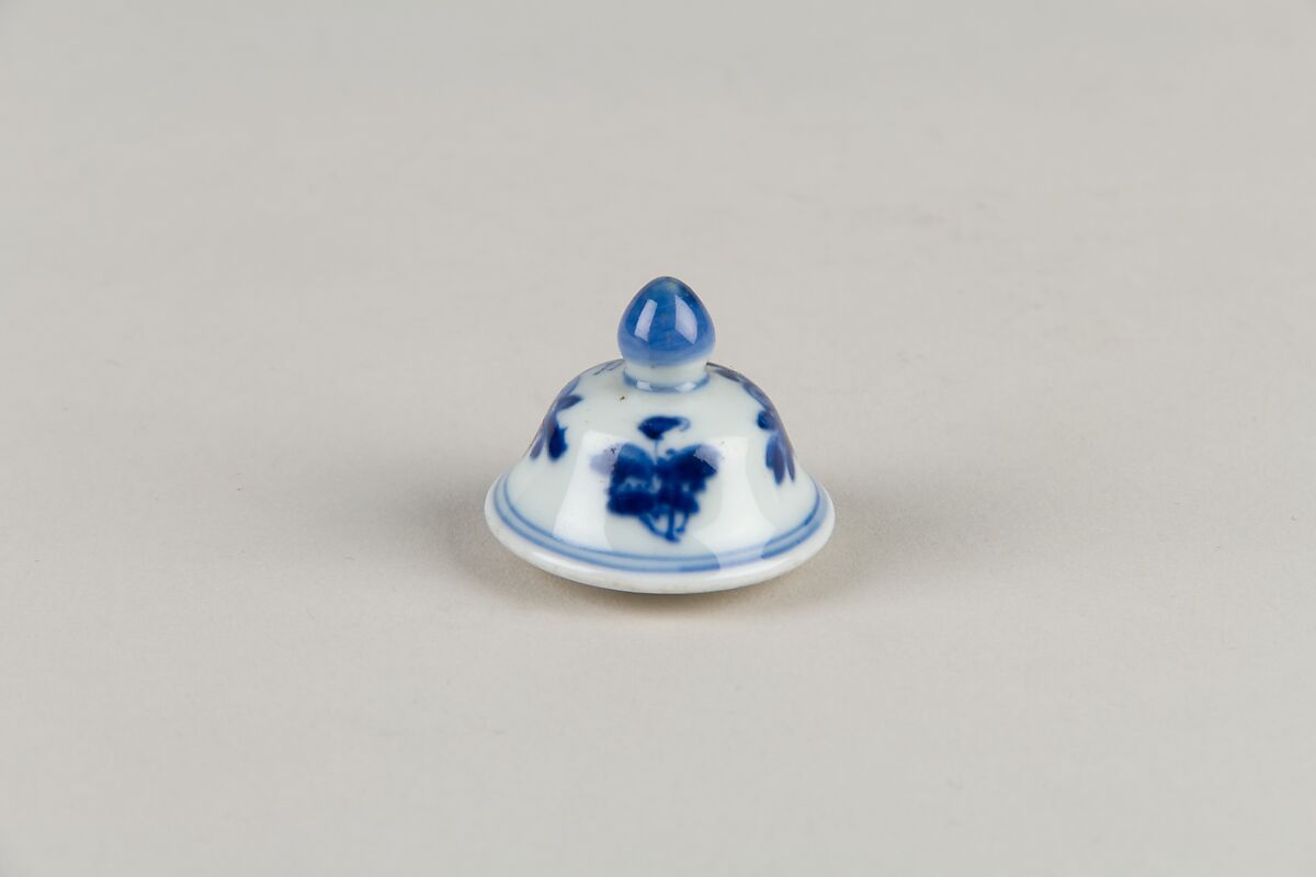 Cover, Porcelain painted in underglaze blue, China