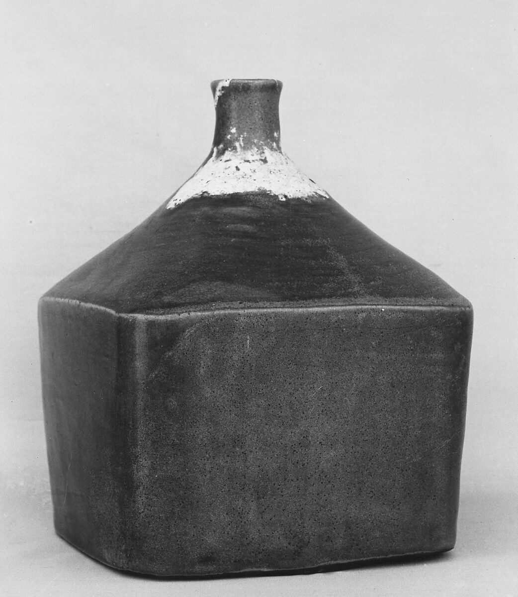 Bottle, Paste covered with a transparent glaze and white at the neck (Mino ware, Shino type), Japan 