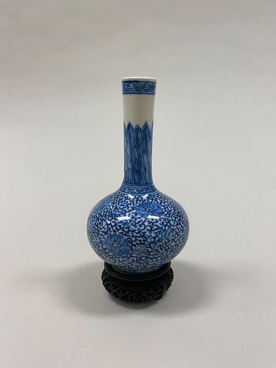 Bottle vase with floral scrolls, Soft-paste porcelain painted in underglaze cobalt blue (Jingdezhen ware), China